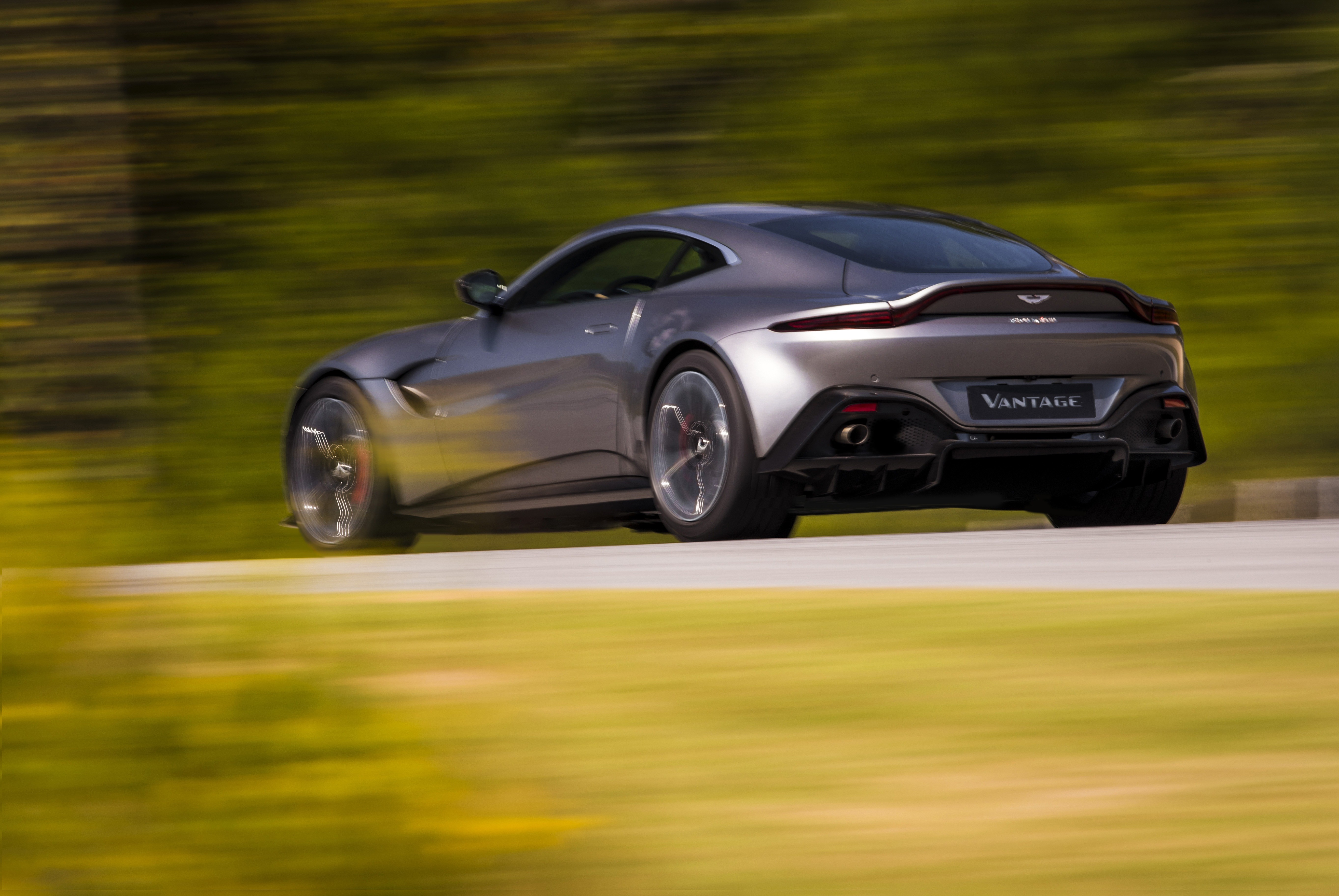 Aston Martin Vantage best specifications