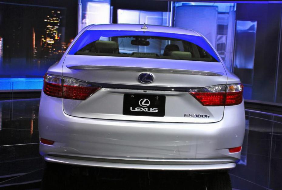 Lexus IS 300h Characteristics 2013