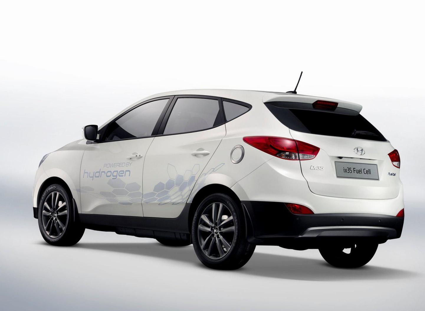 Hyundai ix35 Fuel Cell concept sedan