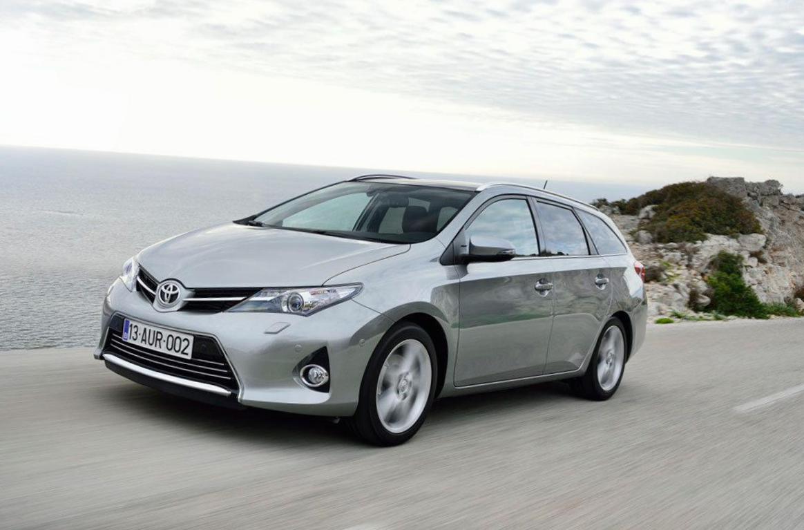 Toyota Auris Touring Sports Hybrid cost 2014