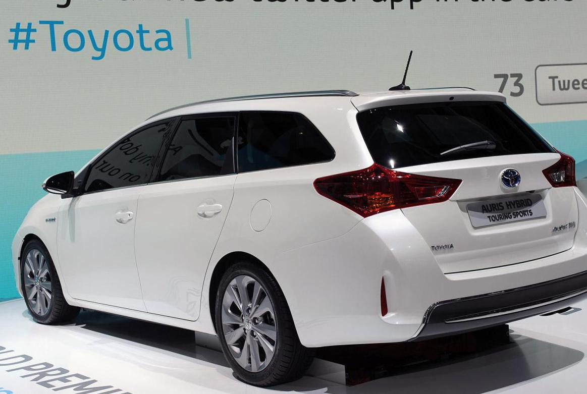 Toyota Auris Hybrid review sedan