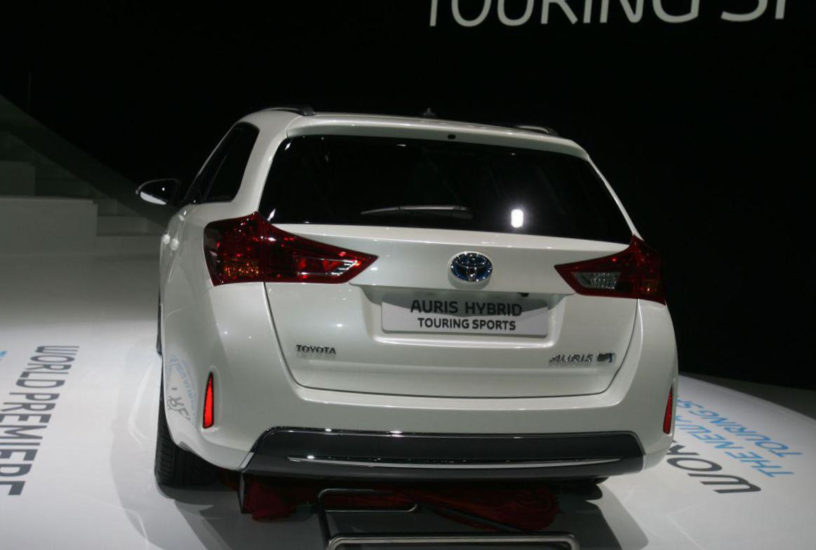 Toyota Auris Touring Sports Hybrid lease 2013
