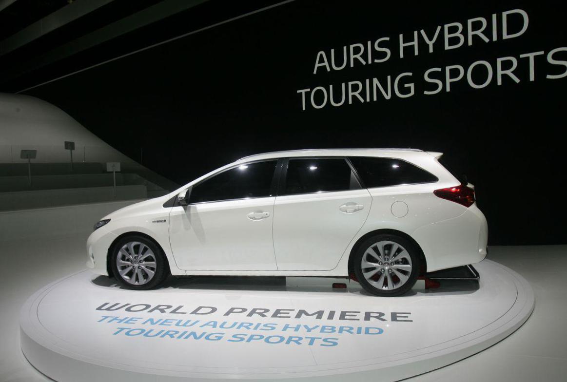 Toyota Auris Touring Sports Hybrid models 2012