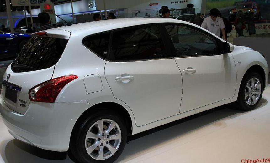 Nissan Tiida Hatchback reviews 2013