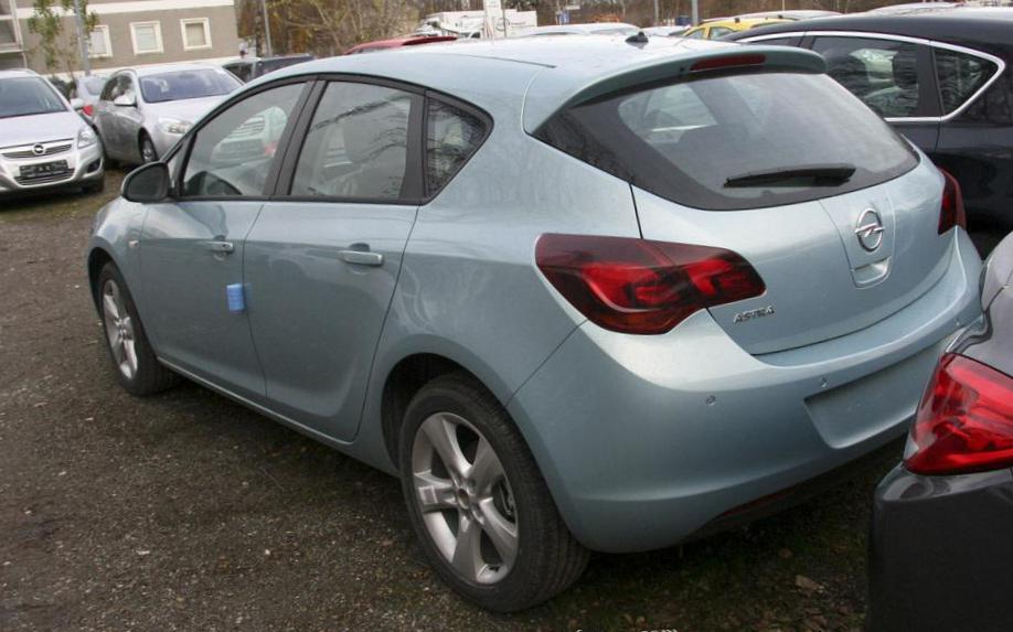 Opel Astra J Hatchback review minivan