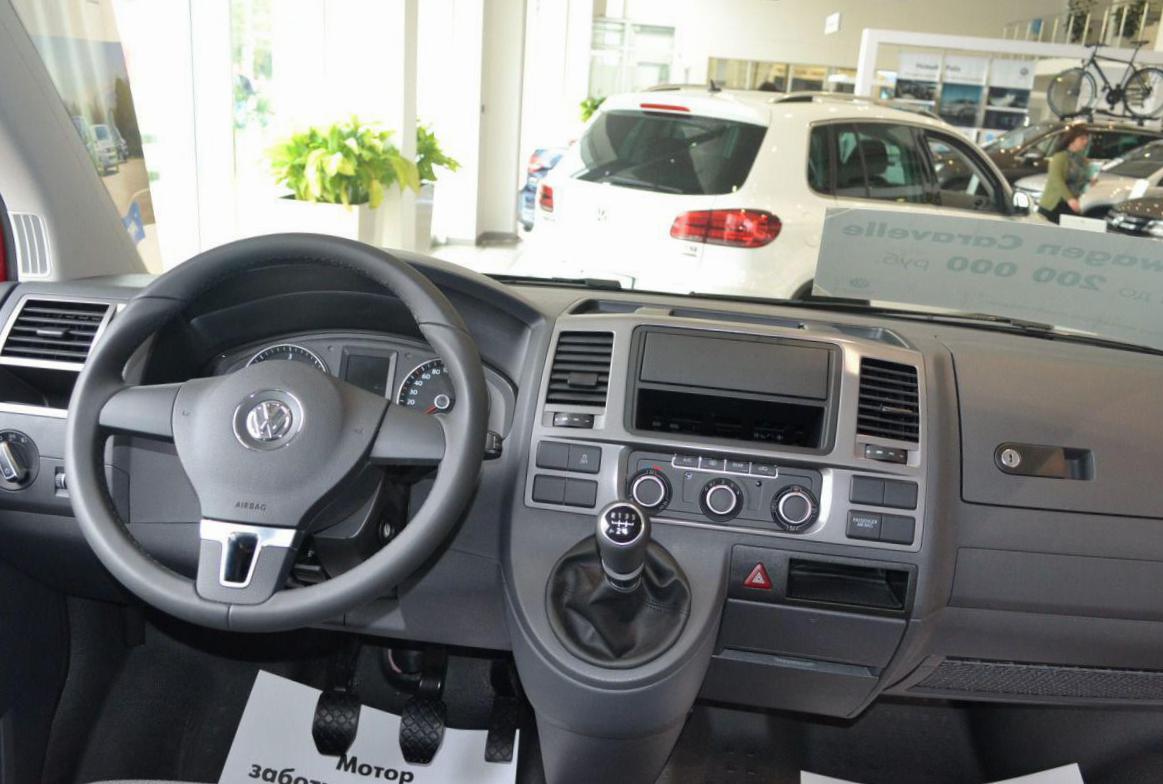 Volkswagen Caravelle 2015 minivan