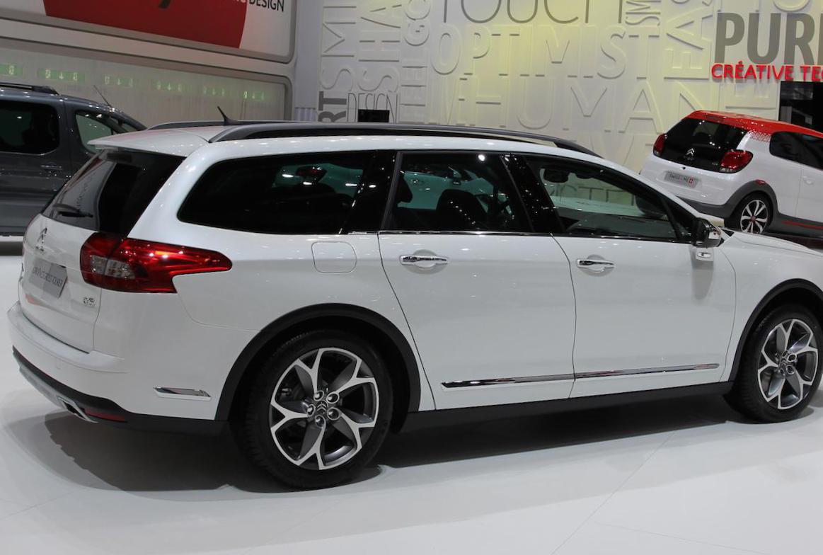 Rear view of Citroen C5 CrossTourer 2014