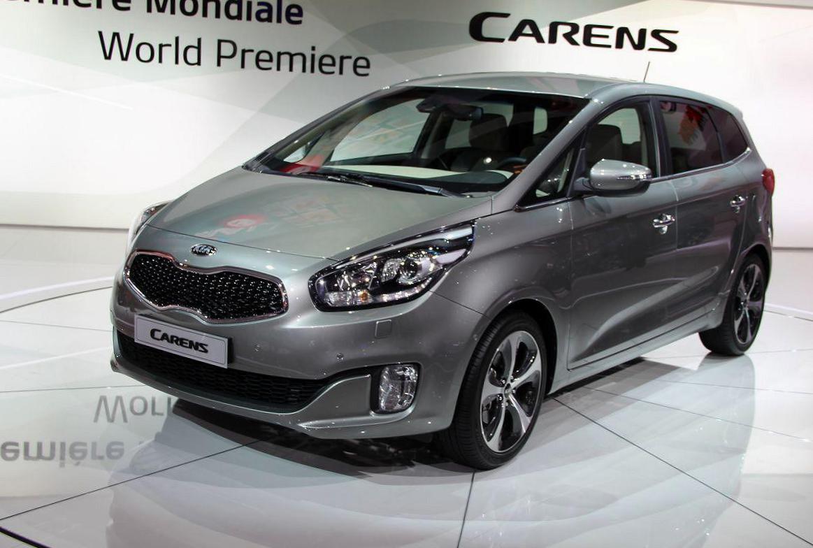 Rear view of KIA Carens 2012
