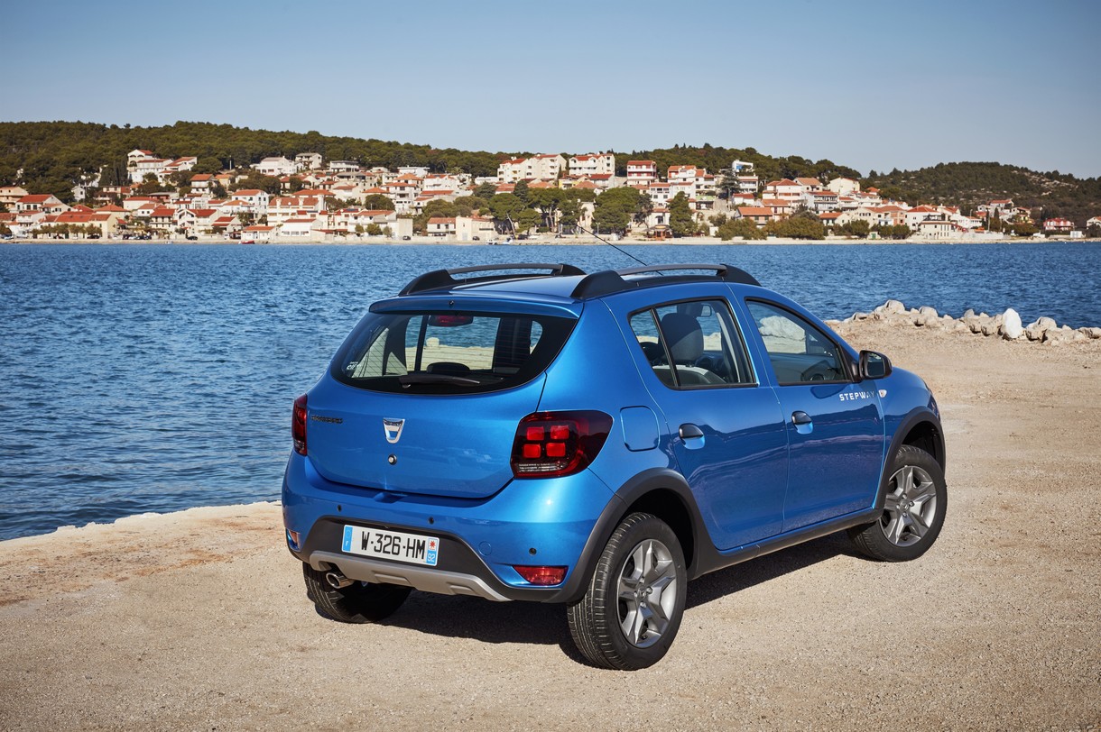Renault Sandero Stepway Photos and Specs. Photo: Renault Sandero ...