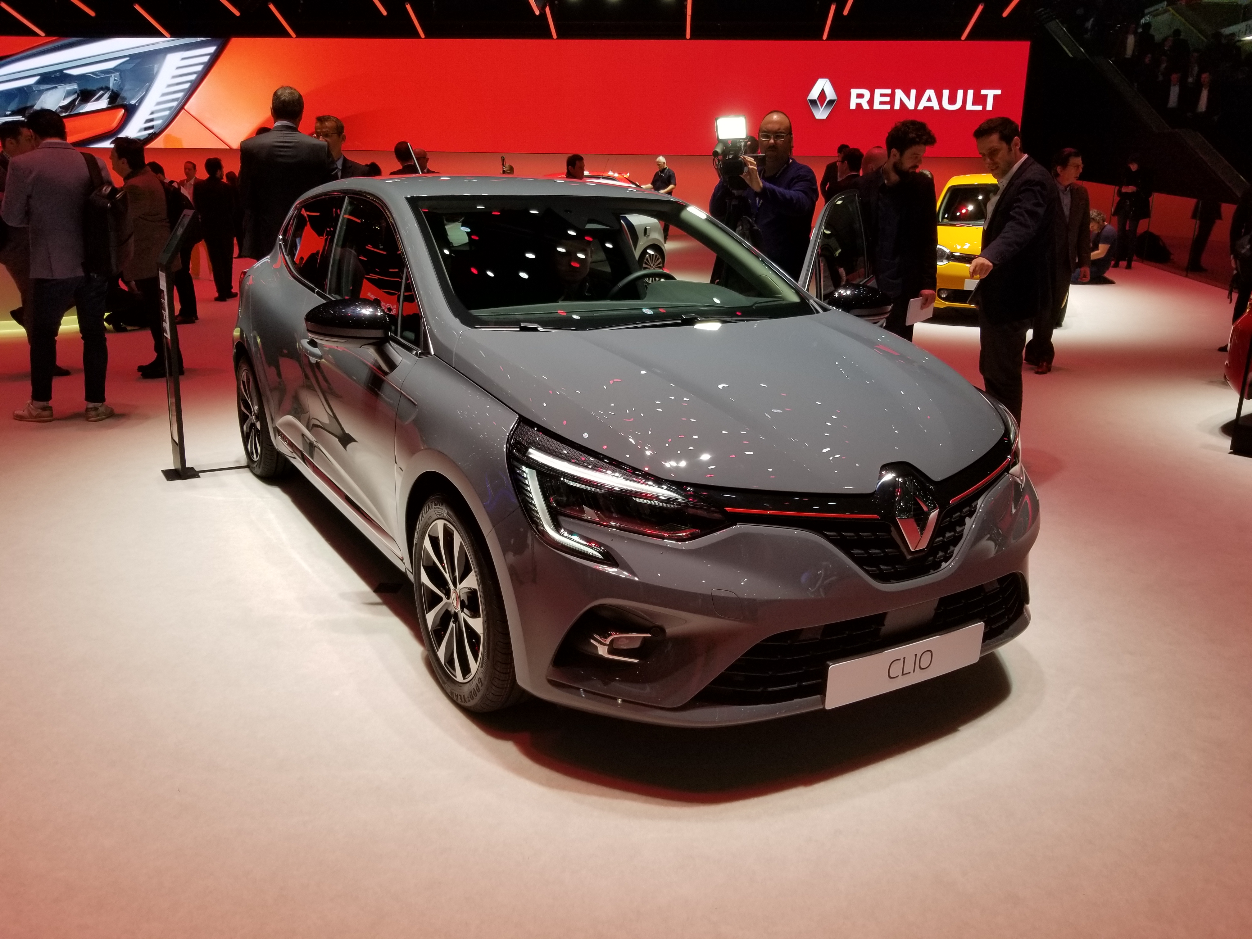 Renault Arkana reviews photo