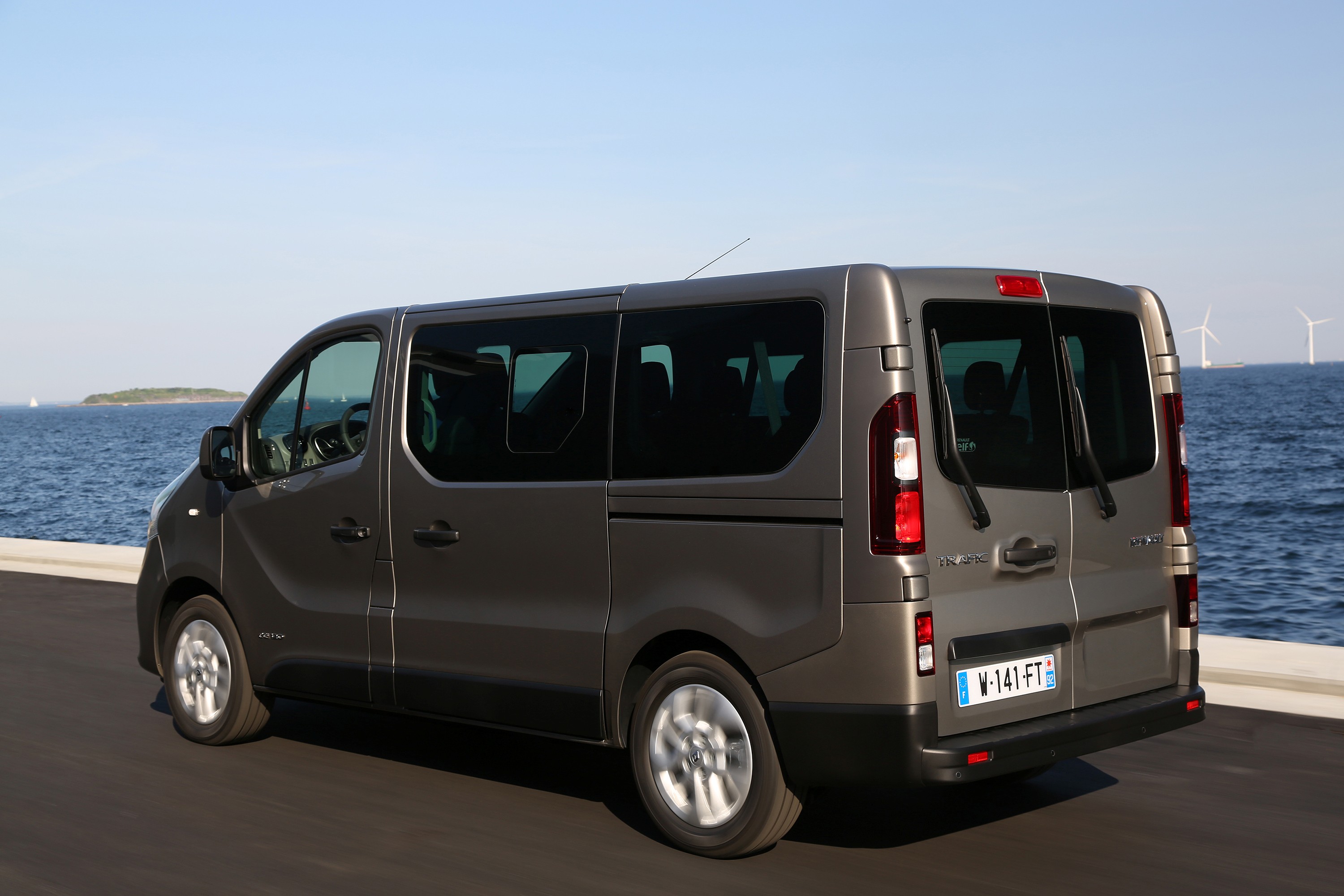 Renault Trafic Combi minivan specifications