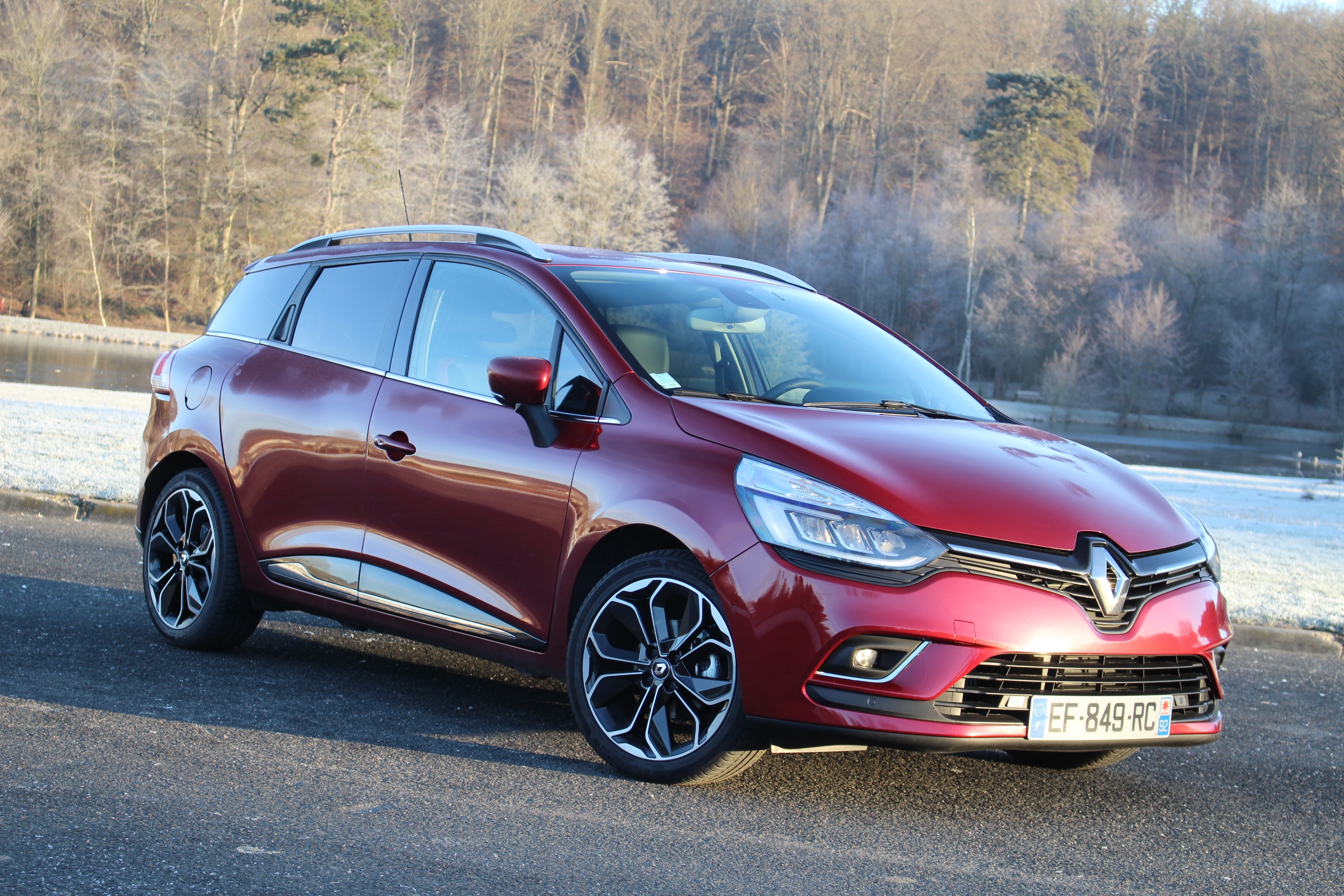 Renault Clio 5-door interior 2016