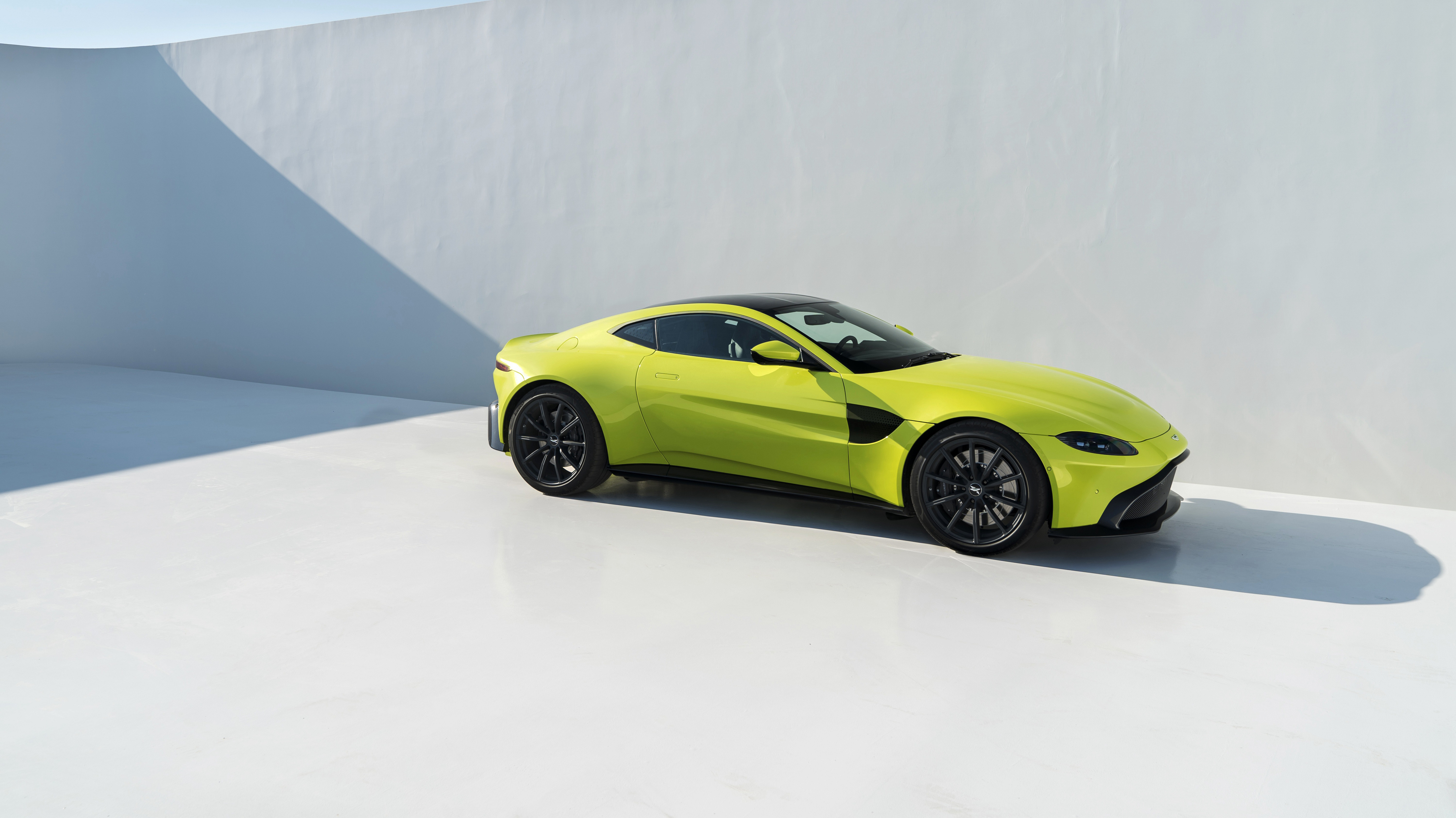 Aston Martin Vantage interior specifications