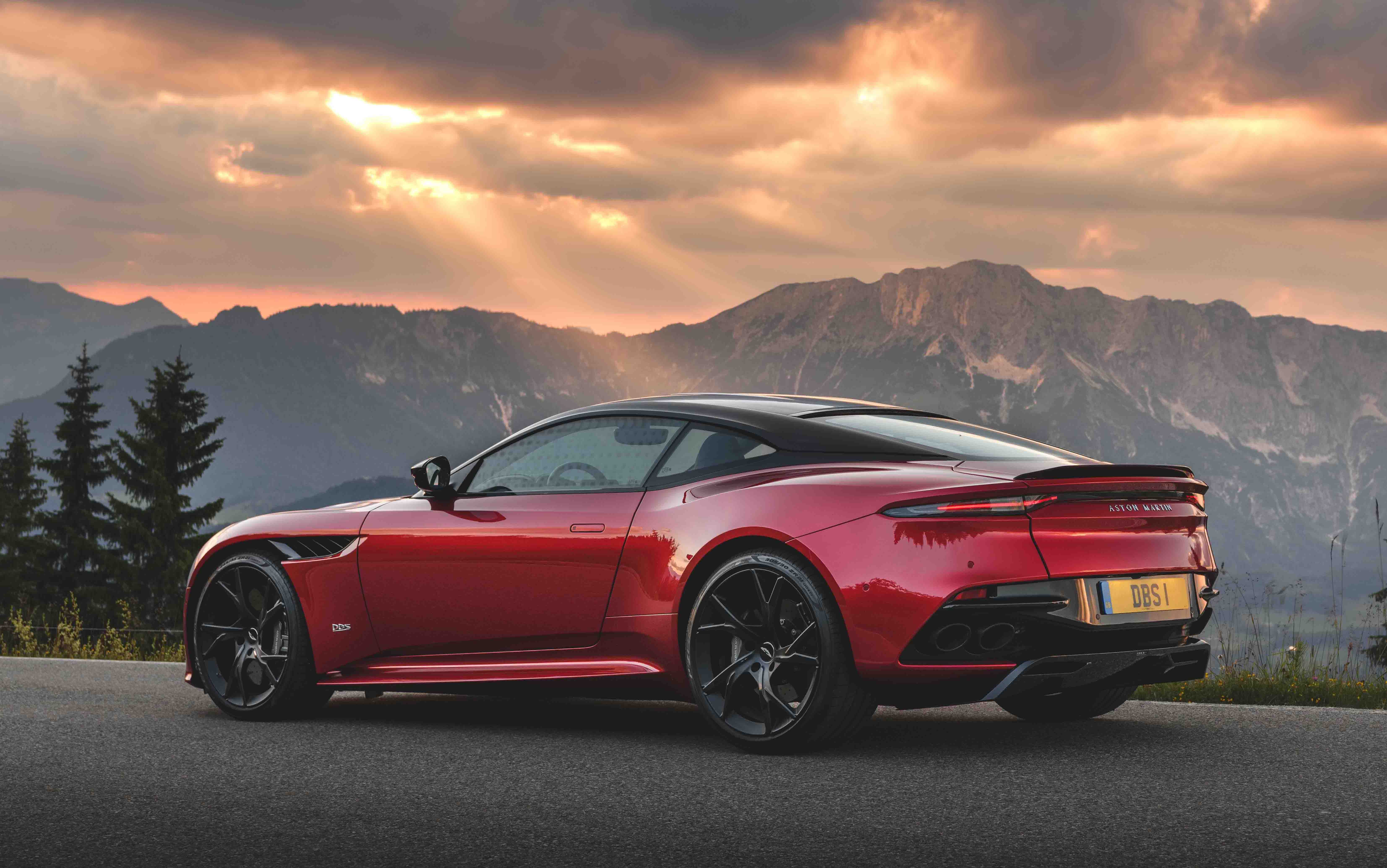 Aston Martin DBS Superleggera accessories specifications