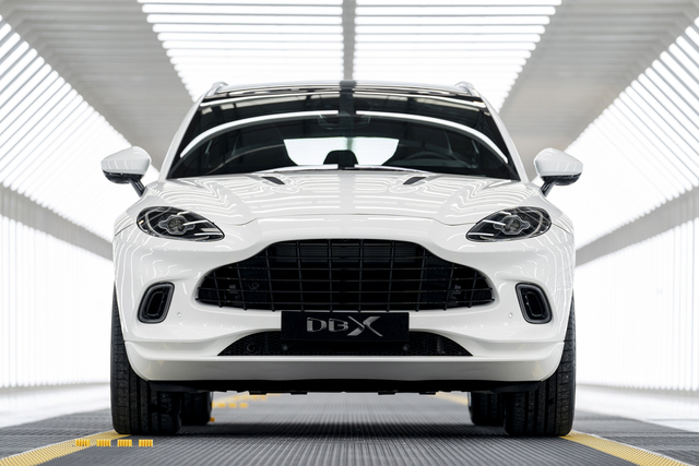 Aston Martin DBX 4k photo
