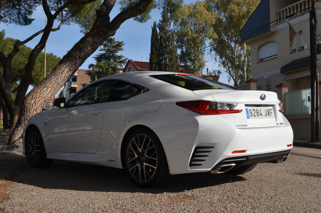 Lexus IS 300h reviews model Lexus IS 300h modern restyling