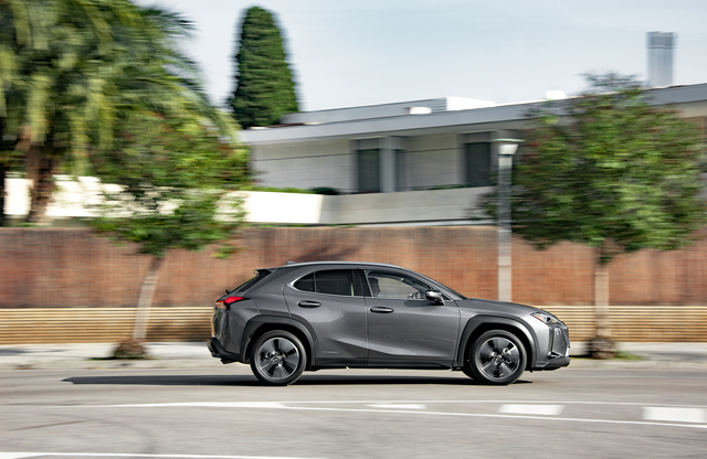 Lexus UX 250h reviews restyling