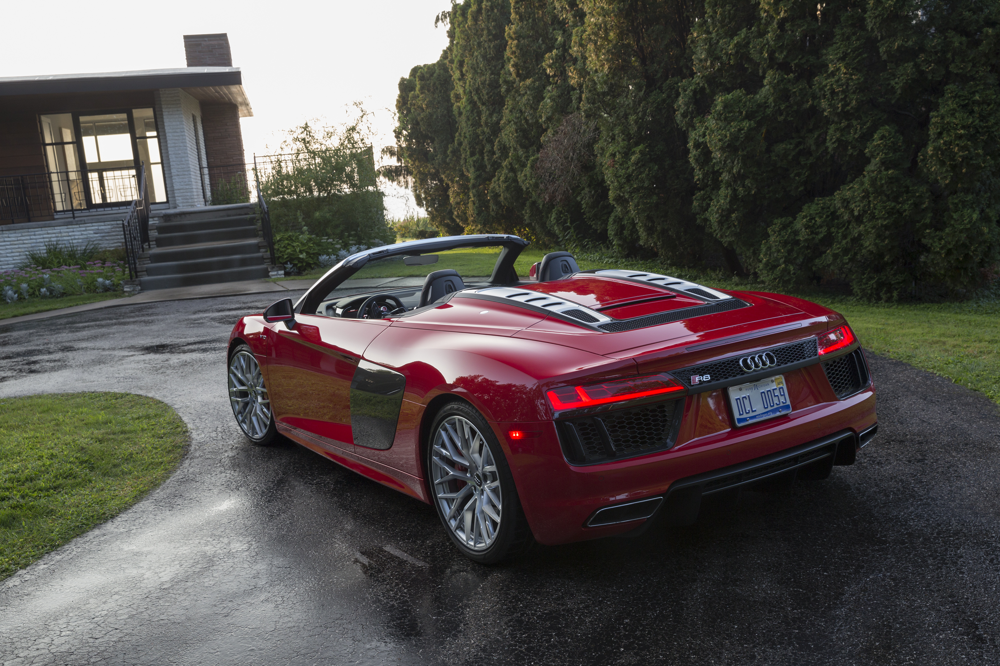 Audi R8 Spyder reviews specifications