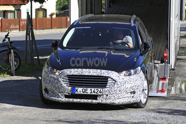Ford Mondeo Hybrid interior photo