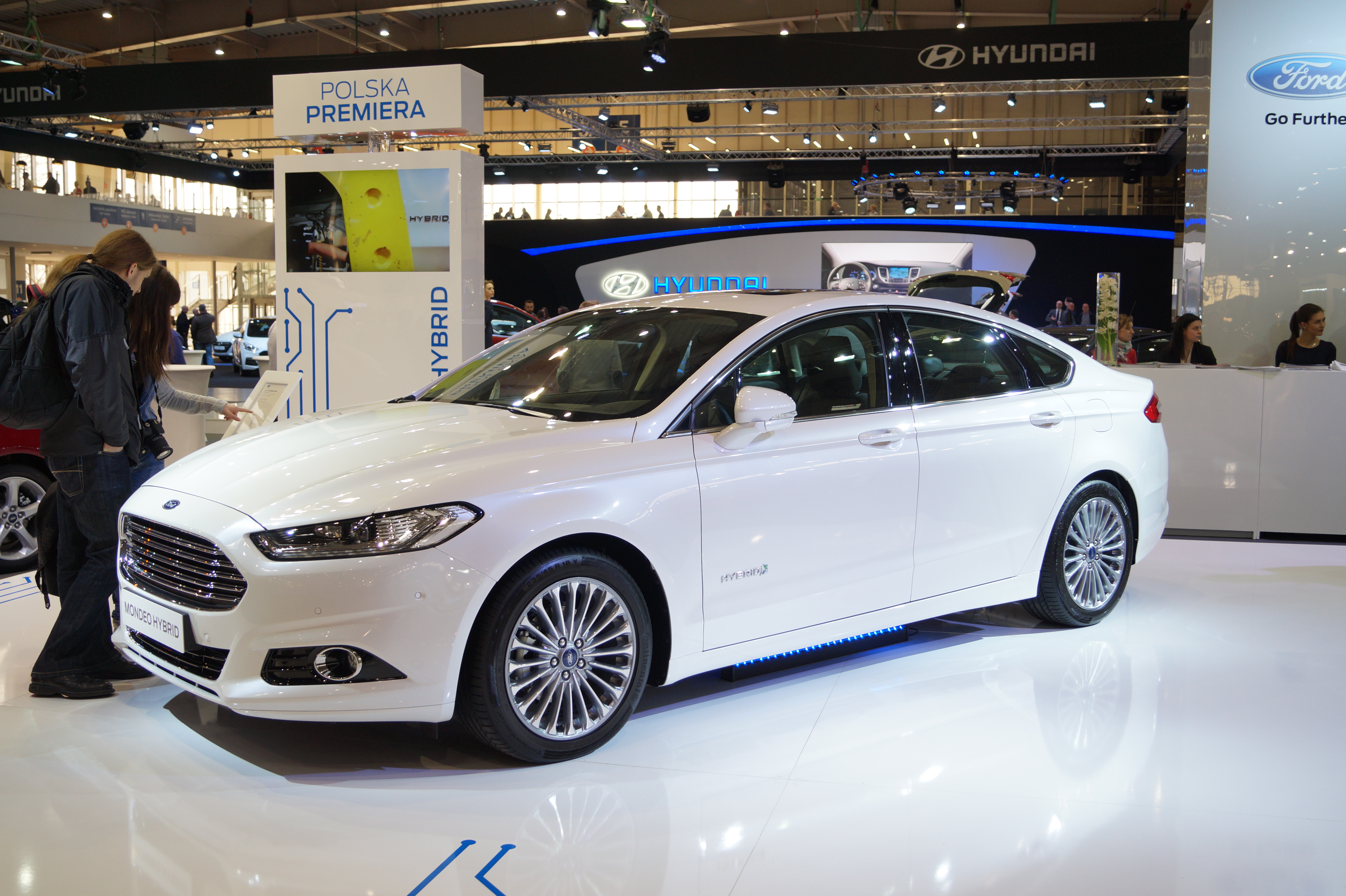 Ford Mondeo Hybrid modern specifications