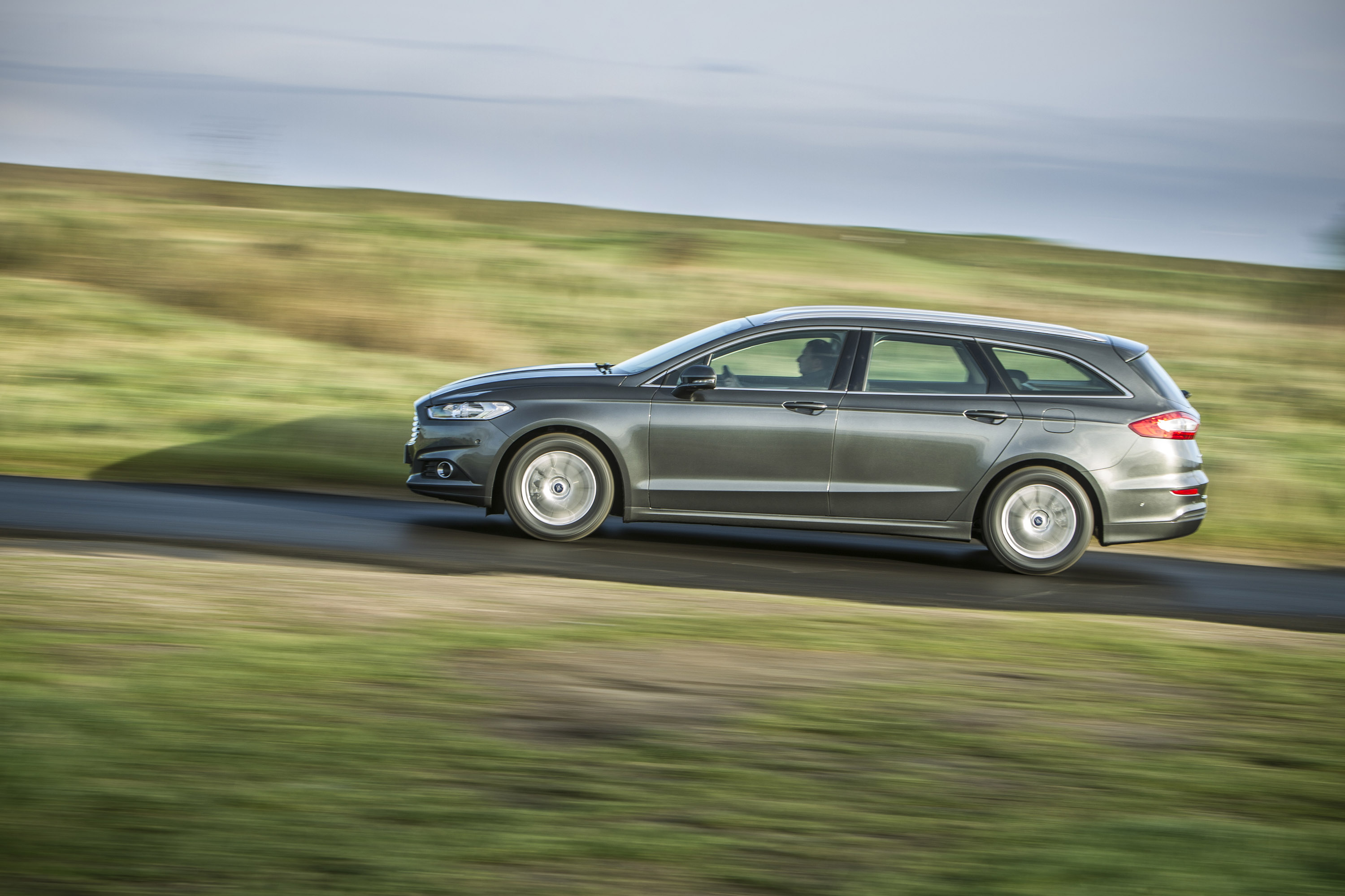 Ford Mondeo Hybrid modern photo