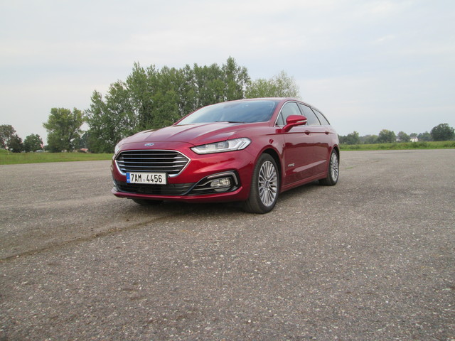 Ford Mondeo Wagon Hybrid reviews big