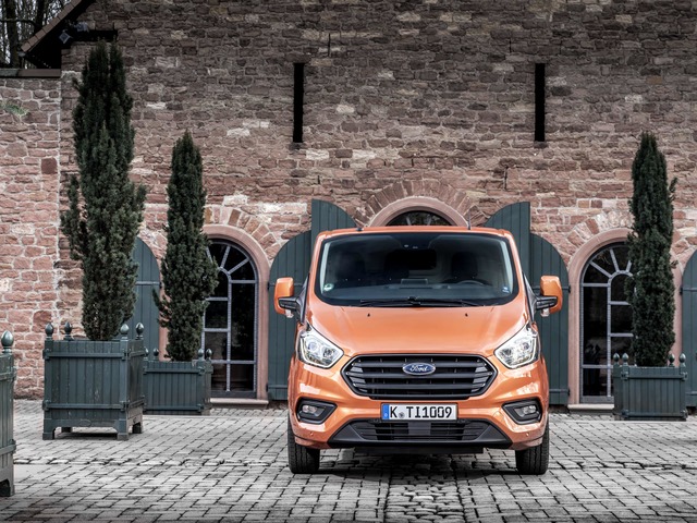 Ford Transit Custom 4k photo