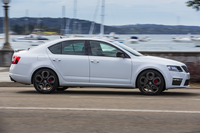 Skoda Octavia A7 exterior big