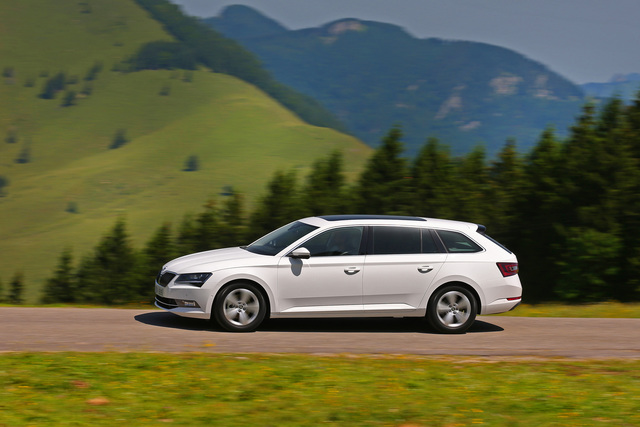 Skoda Superb Combi Scout mod specifications