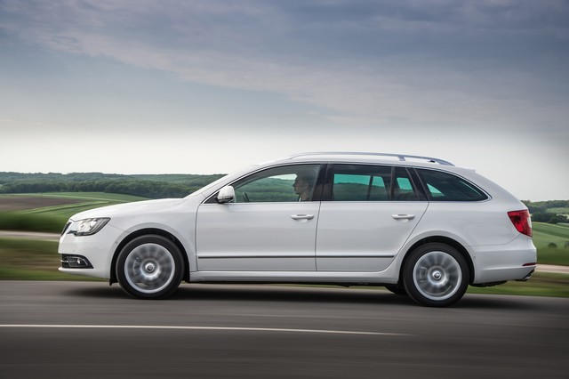 Skoda Superb Combi Scout wagon photo