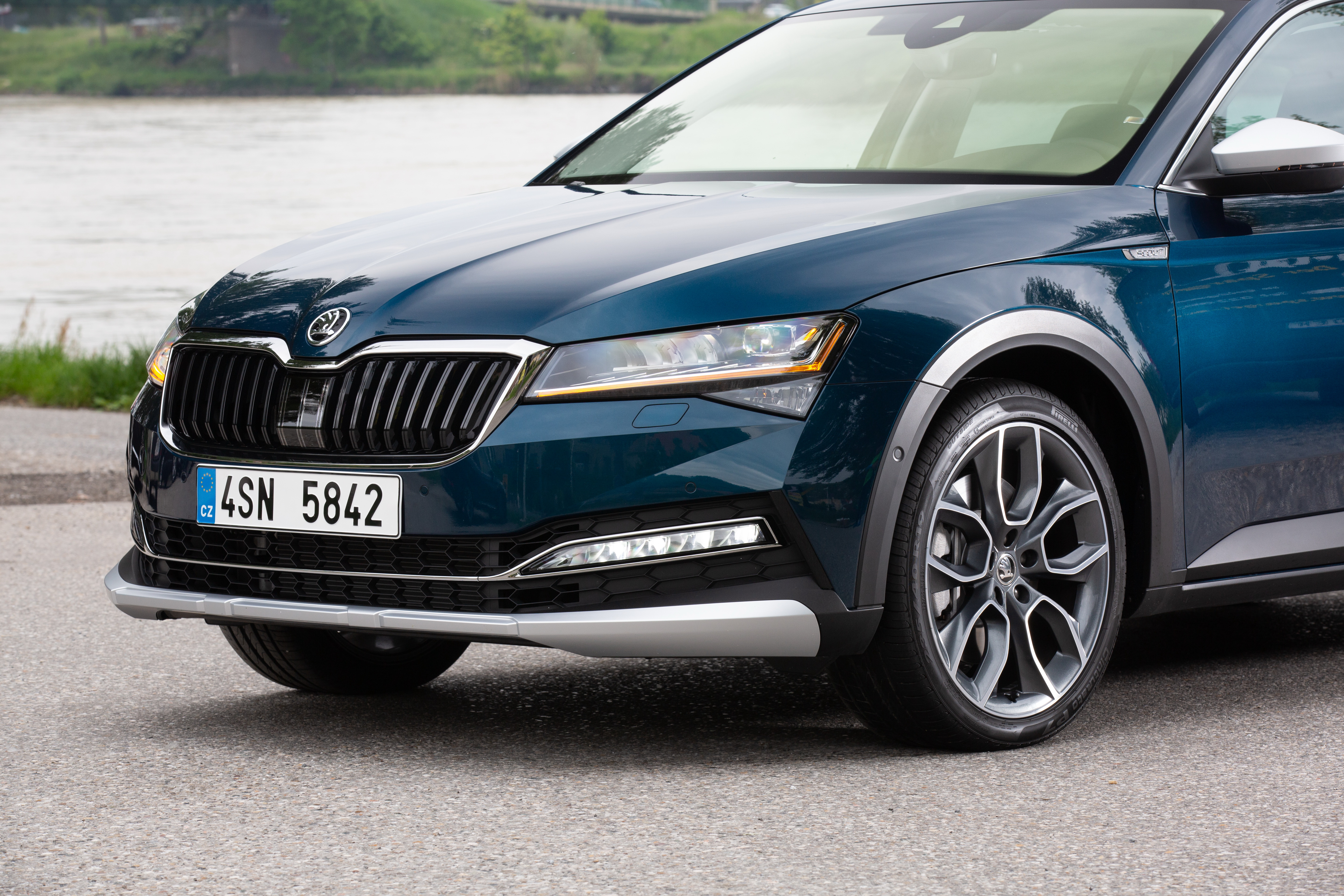 Skoda Superb Combi Scout reviews specifications