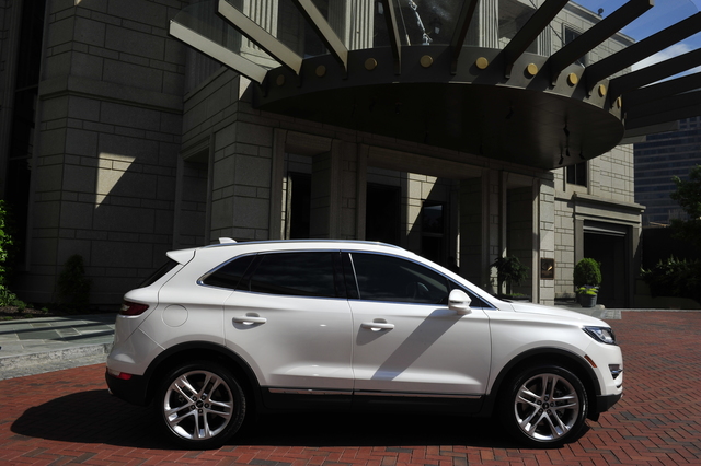 Lincoln MKC Photos and Specs. Photo: Lincoln MKC reviews model and 36