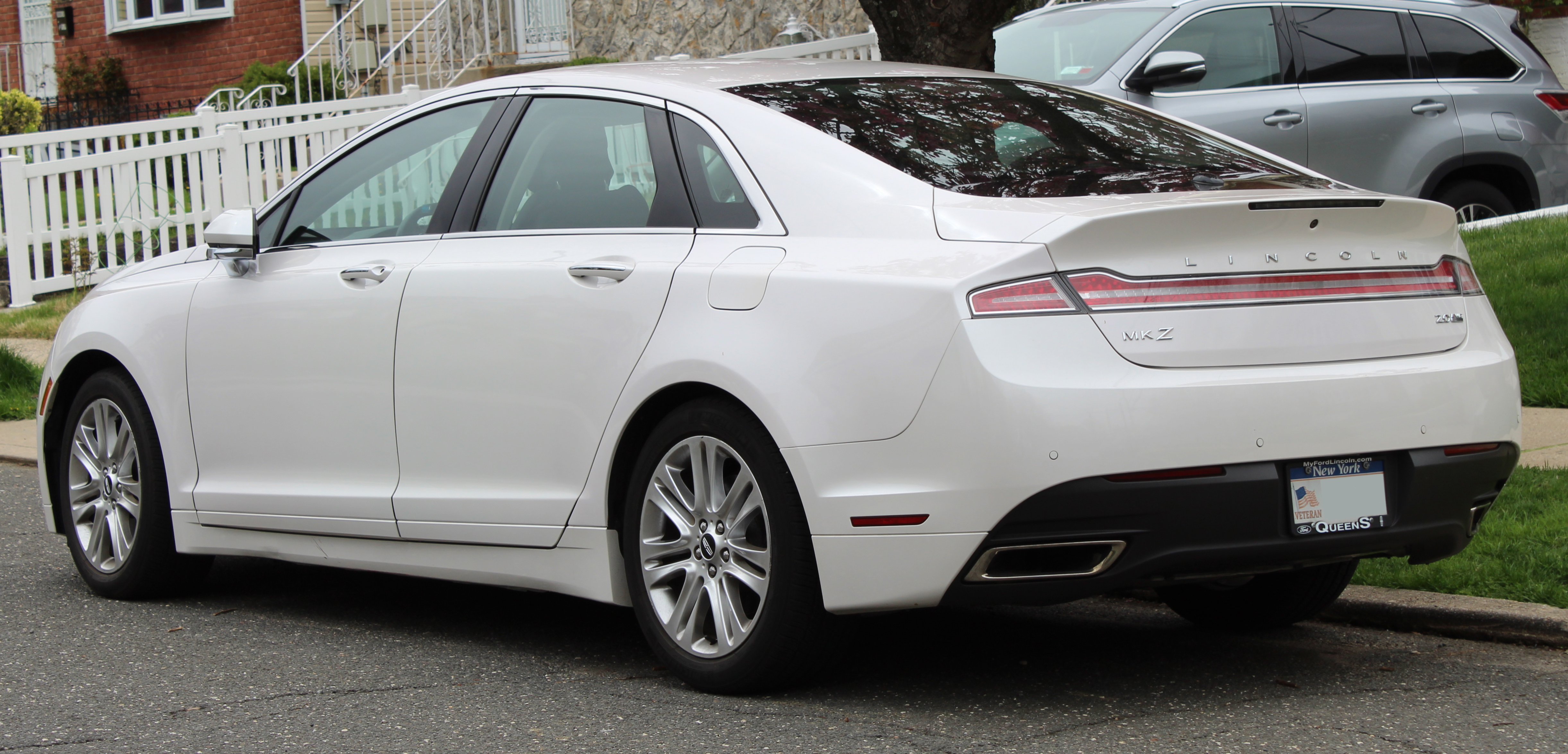 Lincoln MKZ modern specifications