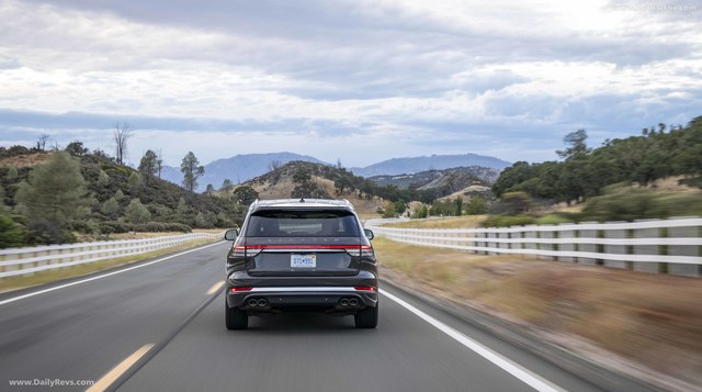 Lincoln Aviator 4k big Lincoln Aviator exterior photo