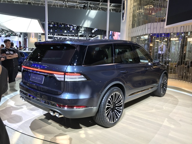 Lincoln Aviator Photos and Specs. Photo: Lincoln Aviator suv restyling ...