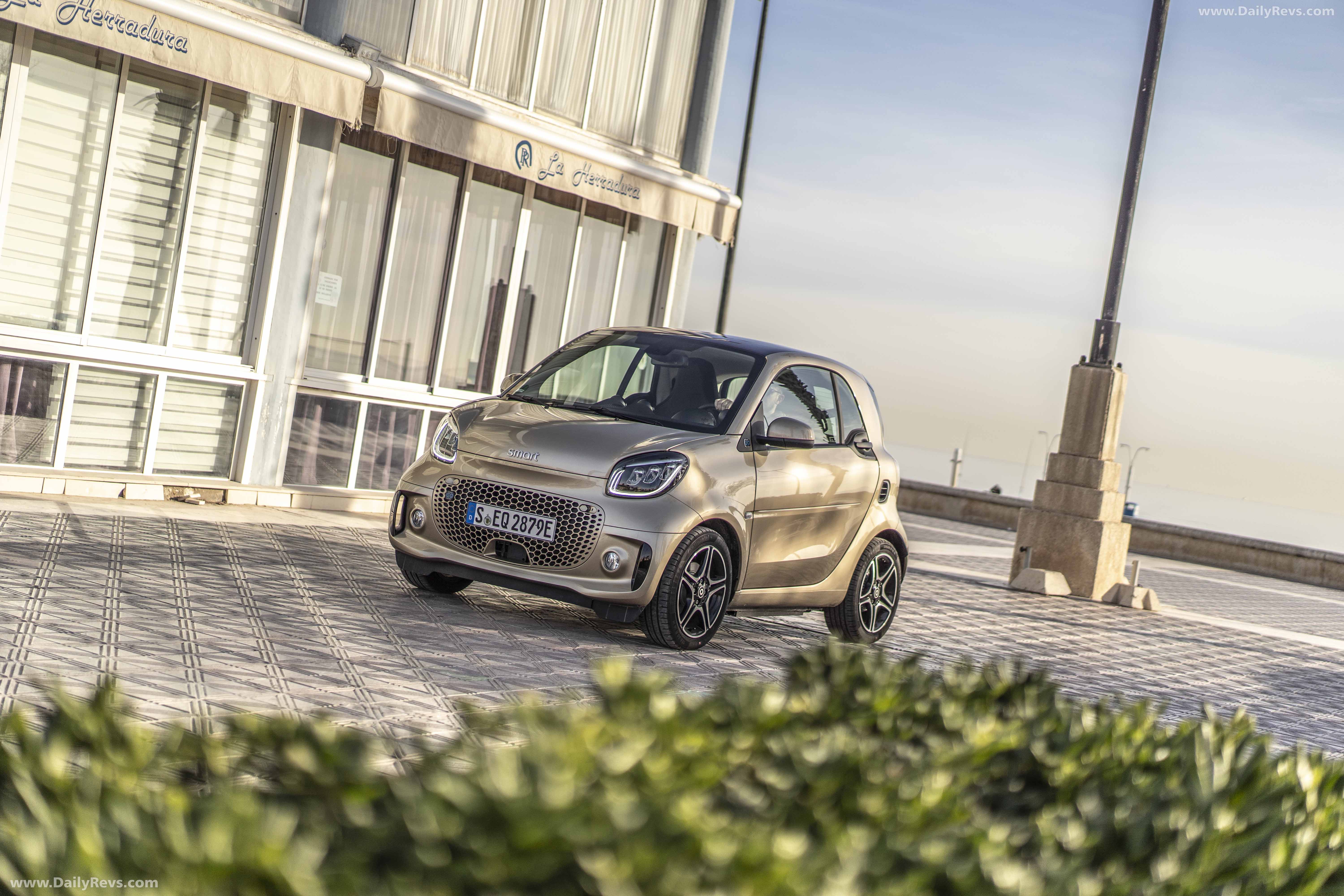 smart EQ fortwo cabrio reviews specifications