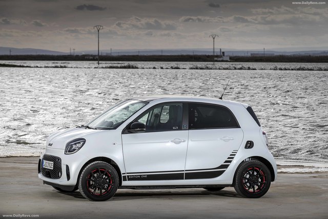 smart EQ forfour exterior model smart EQ forfour accessories photo