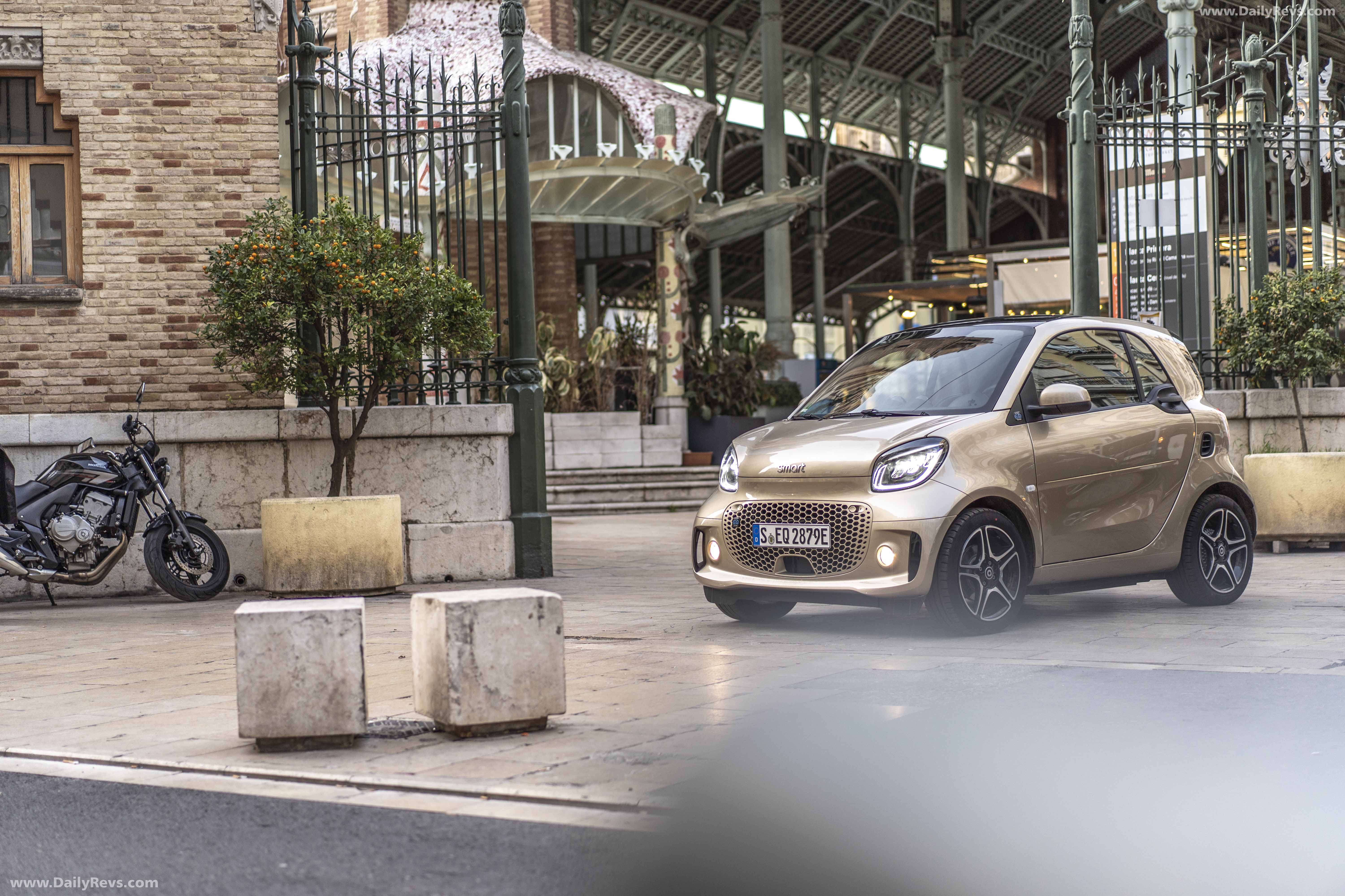 smart EQ fortwo coupe exterior photo