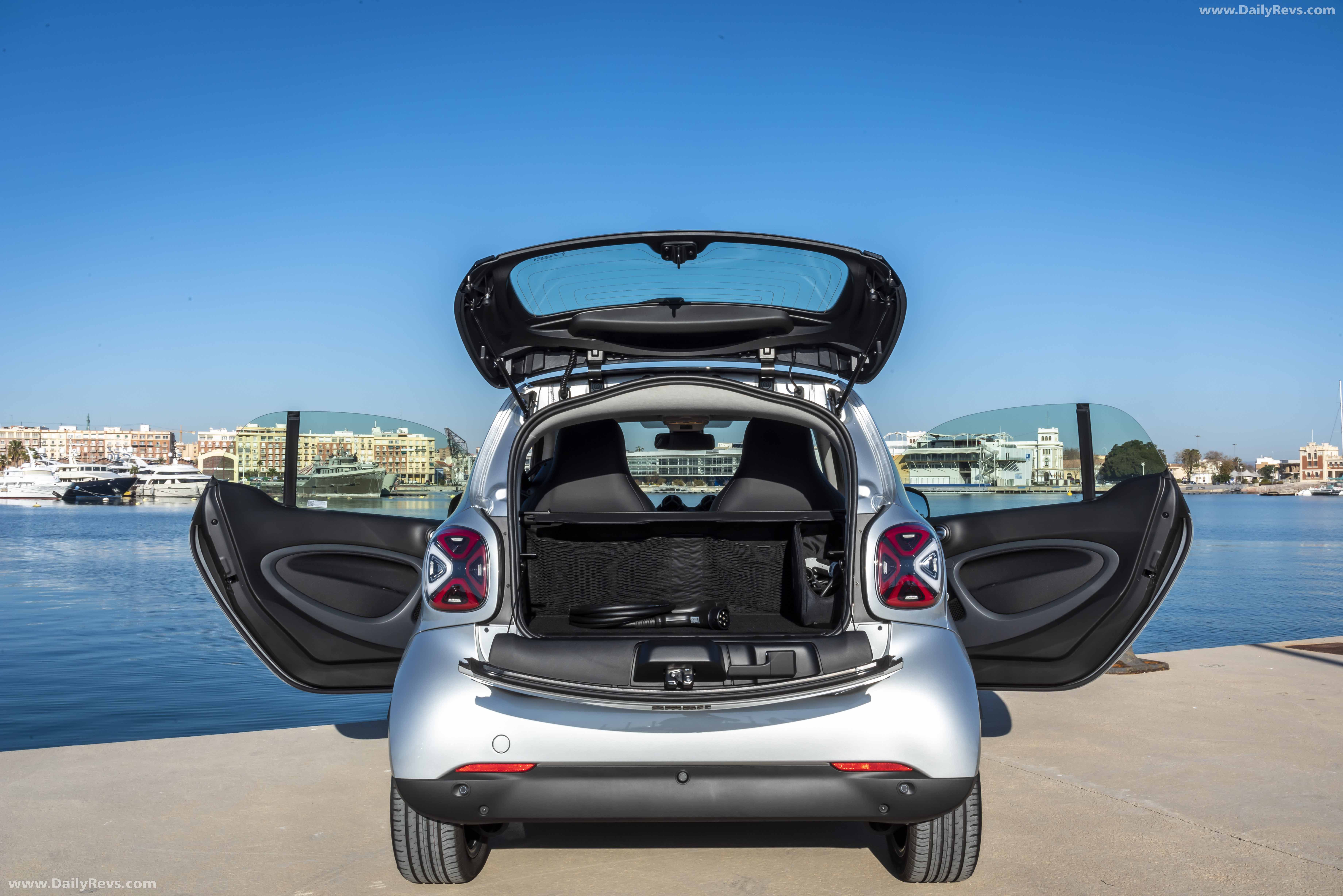 smart EQ fortwo coupe reviews model