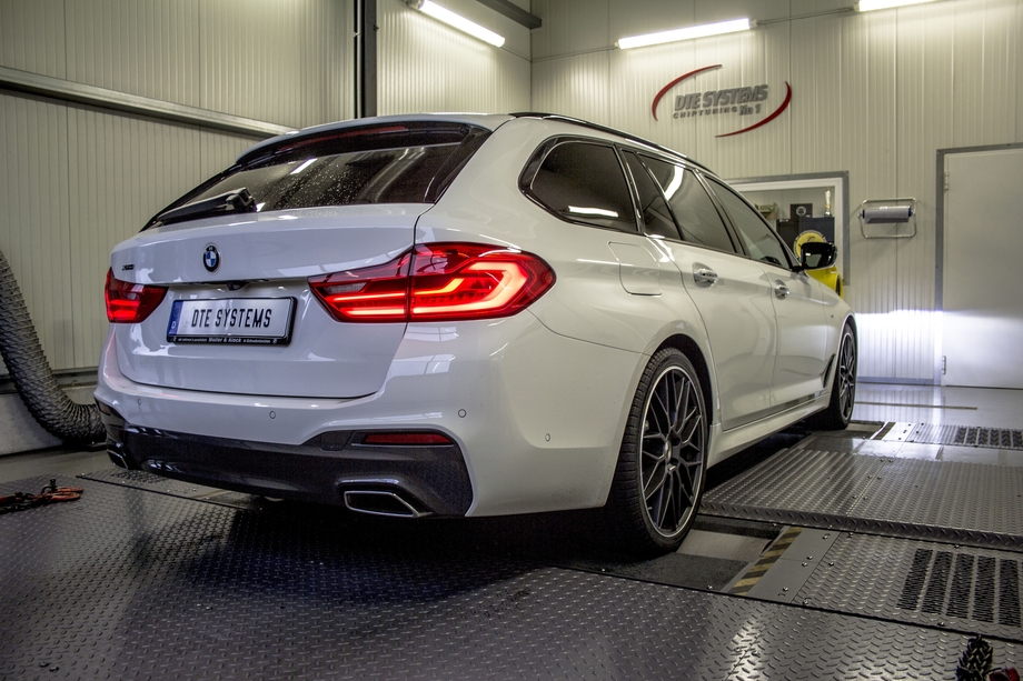 BMW 5 Series Touring (G31) Photos and Specs. Photo: BMW 5 Series ...