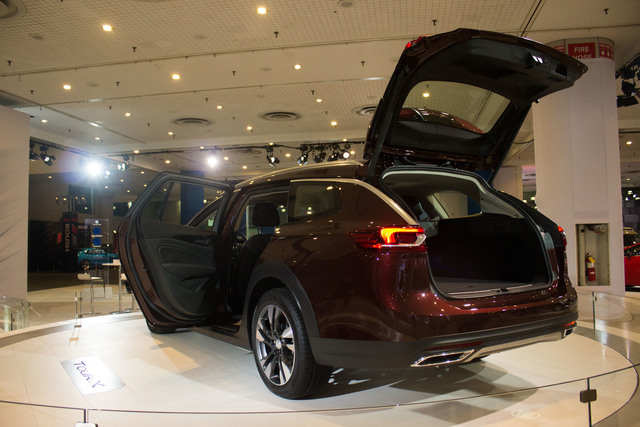 Buick Buick Regal TourX interior 2017