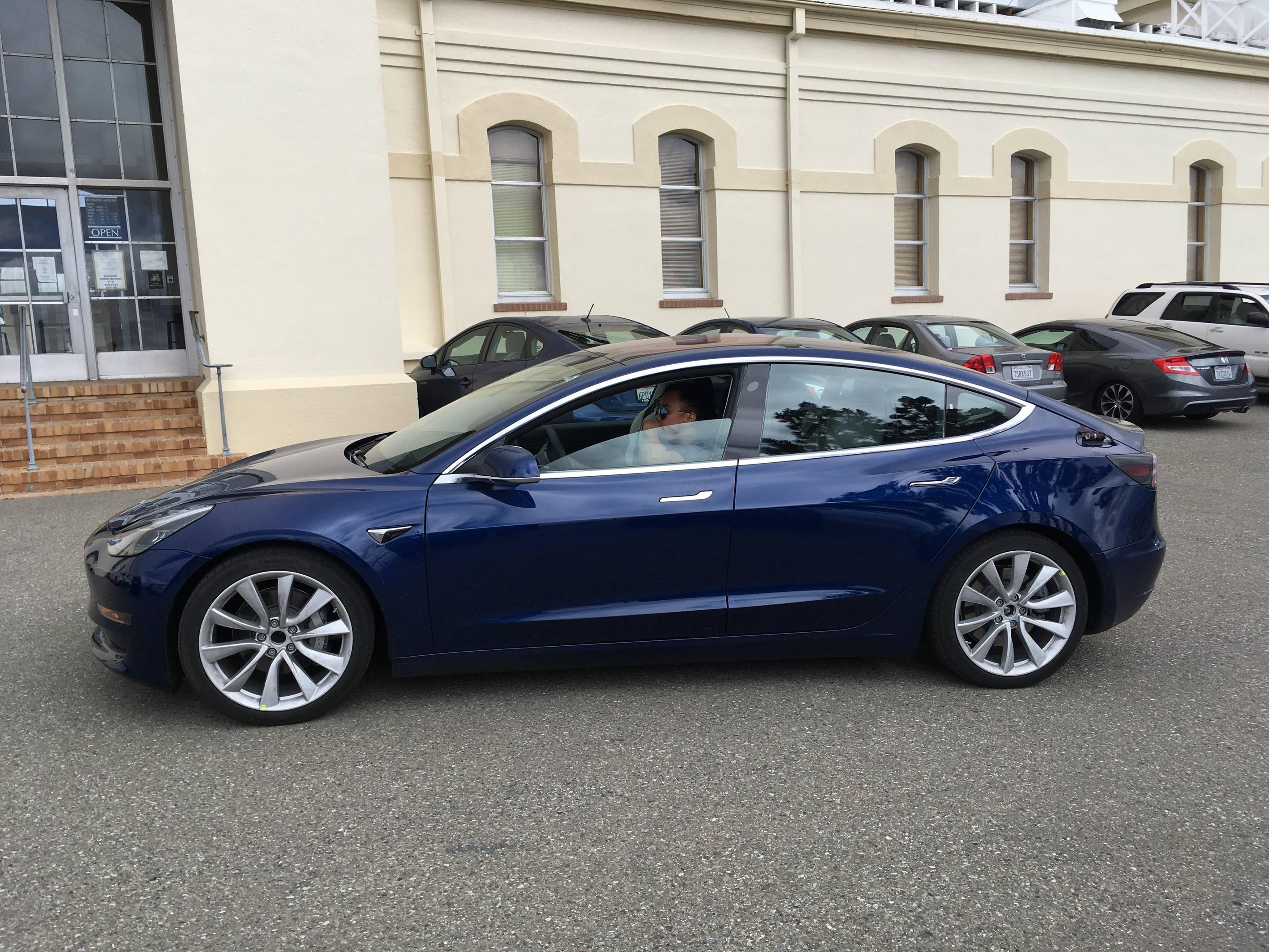 Tesla Model 3 mod restyling