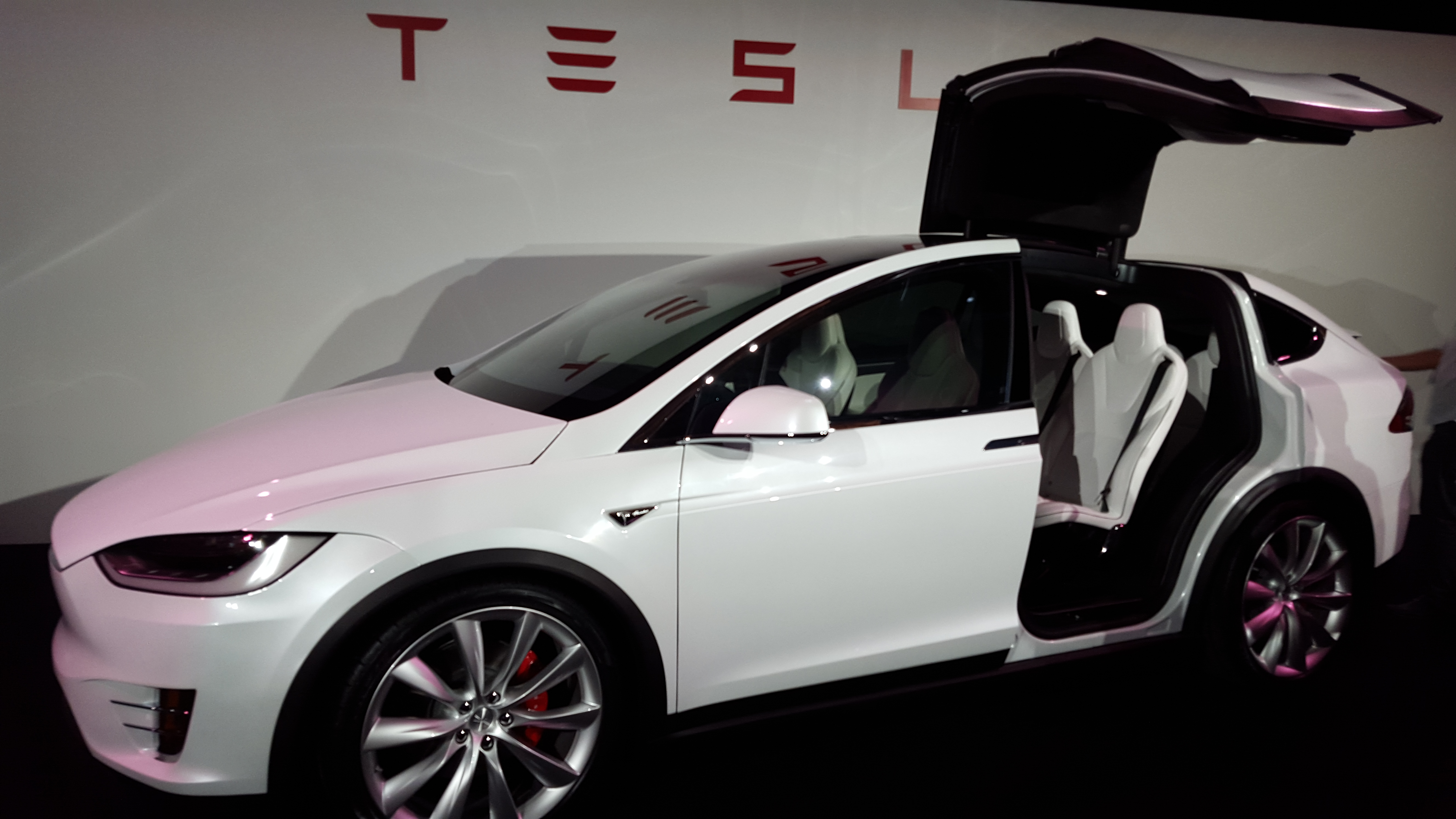 Tesla Model X suv restyling