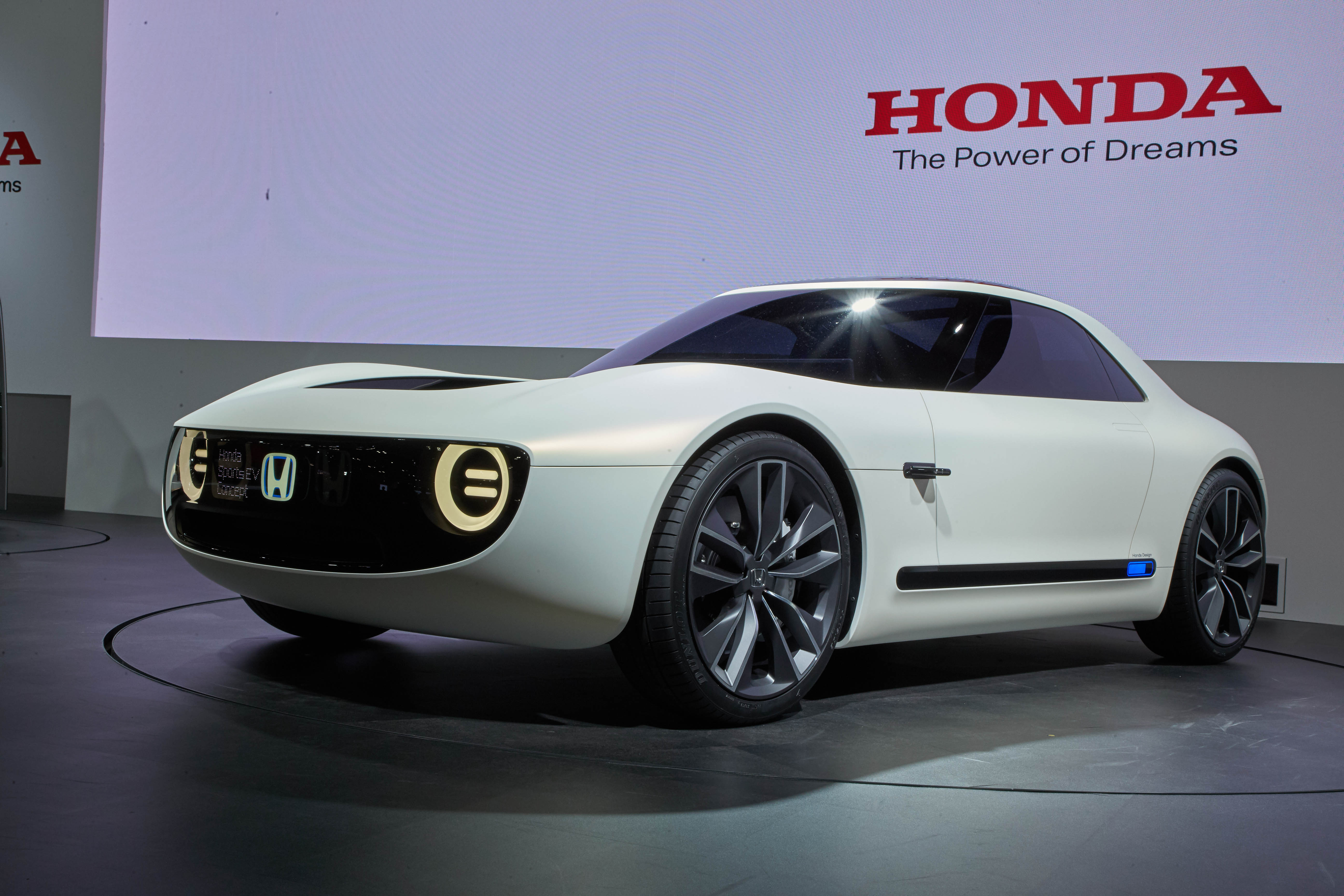 Honda Clarity Electric sedan photo