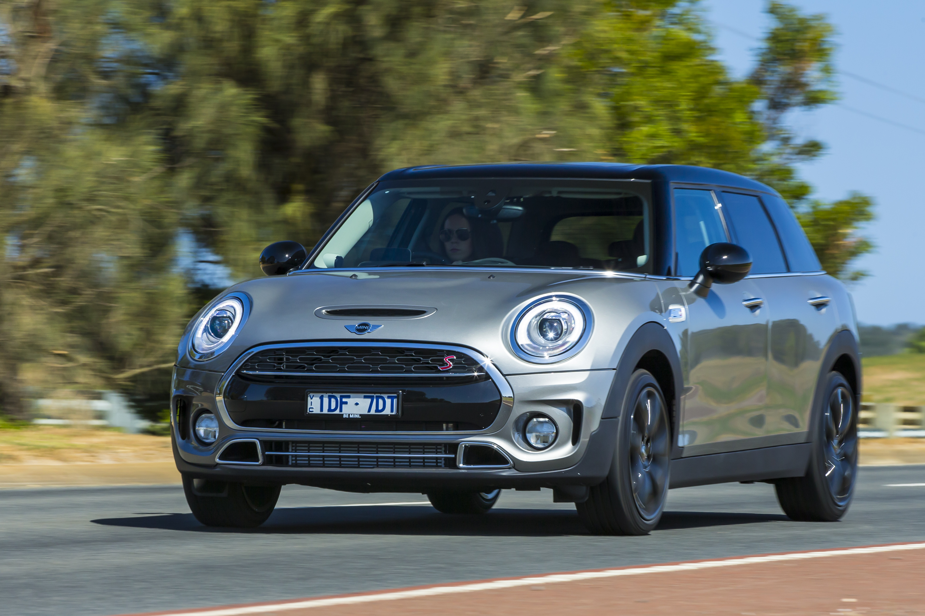 MINI Cooper S Clubman modern specifications
