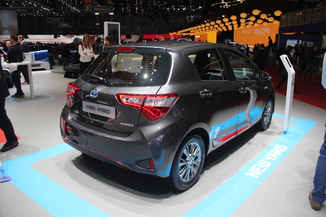 Toyota Yaris Hybrid interior model