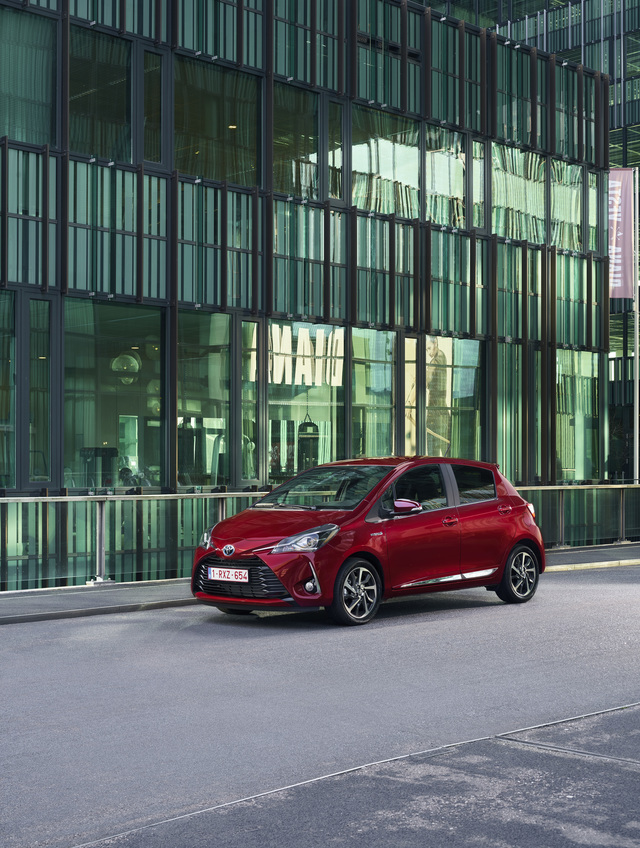 Toyota Yaris Hybrid hatchback 2017