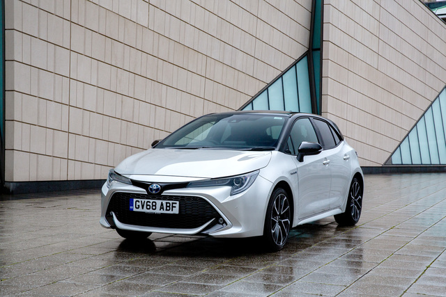 Toyota Corolla Hatchback Hybrid Photos, and Specs. 1.8 Hybrid (122 HP ...