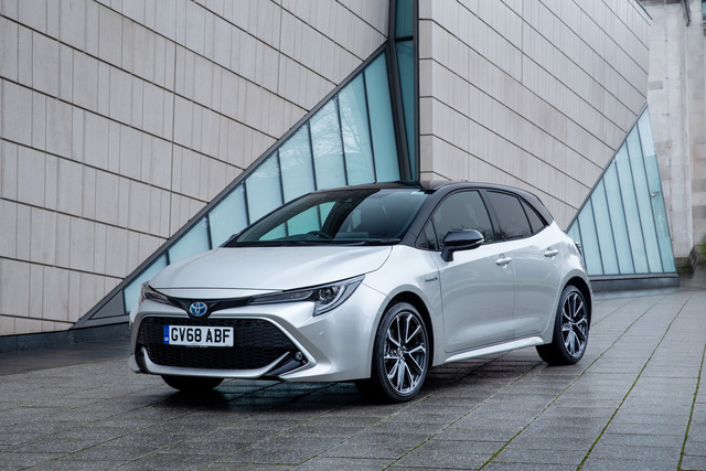 Toyota Corolla Hatchback Hybrid Photos and Specs. Photo: Toyota Corolla ...