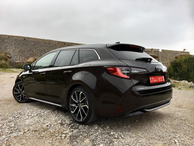 Toyota Corolla Touring Sports Photos and Specs. Photo: Toyota Corolla ...